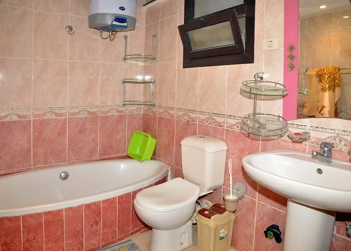 Esplanada Apartment, No Single Men Apartman